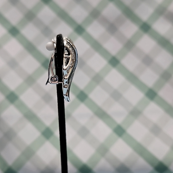 Women's Vintage Art Deco Clip Earrings - Picture 5 of 12